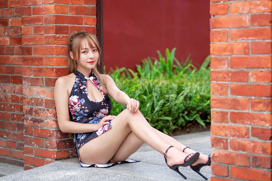 Girls in short dresses in Nanchang