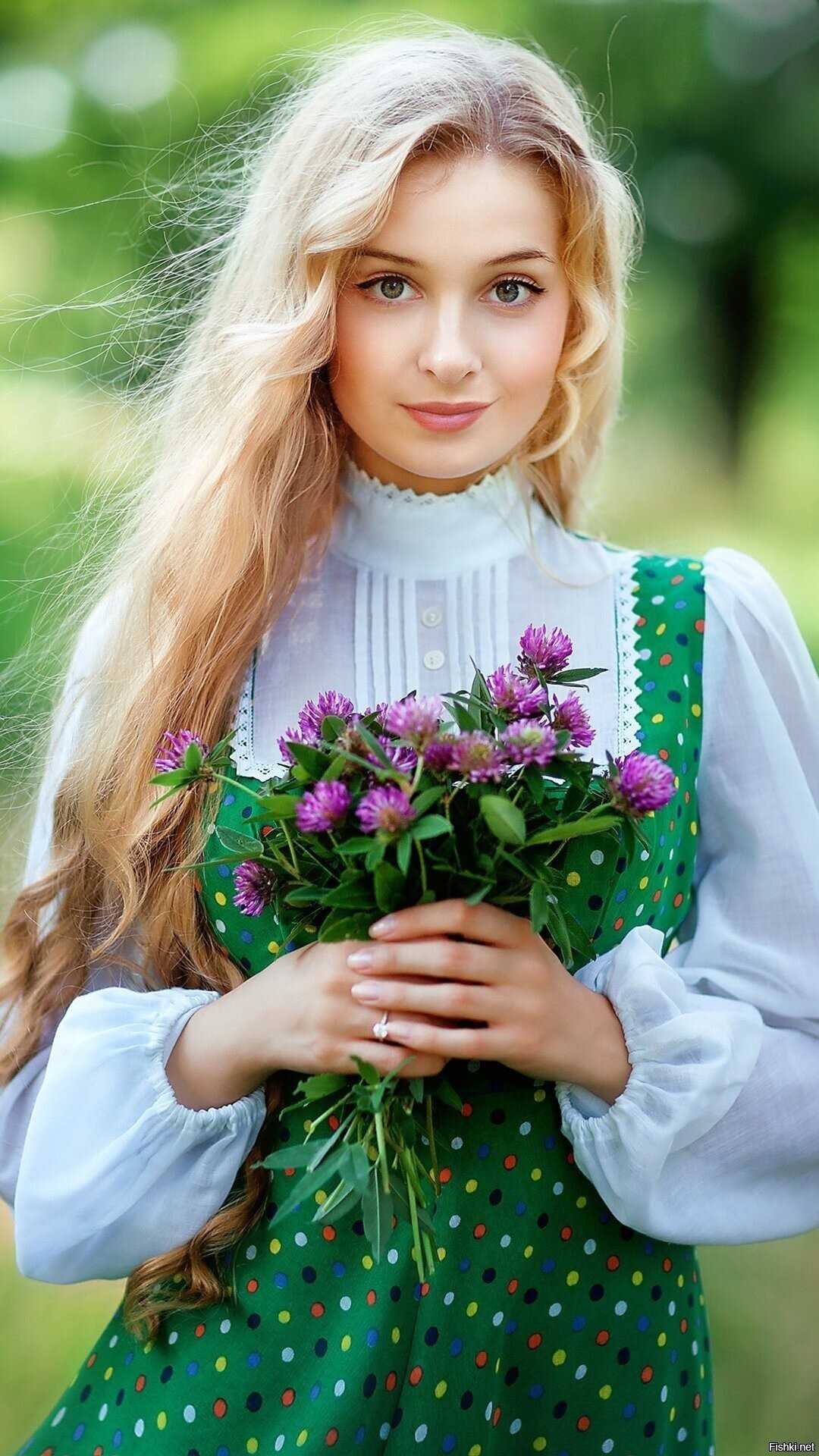 Girls in Slavic costumes in Nanchang
